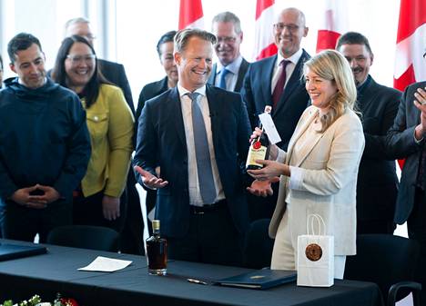 Tanskan ulkoministeri Jeppe Kofod antoi kanadalaiskollegalleen Melania Jolylle pullon Gammel Dansk -katkeroa sovun merkiksi tiistaina Ottawassa.