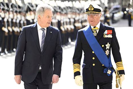 Tasavallan presidentti Sauli Niinistö ja Ruotsin kuningas Kaarle XVI Kustaa saapuivat tiistaina yhdessä Kuninkaanlinnaan Tukholmassa.