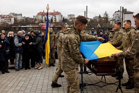 Ukrainalaisen yliluutnantti Dmytro Oliinykin, 40, hautajaiset pidettiin Lvivin kaupungissa Länsi-Ukrainassa 2. huhtikuuta.