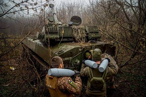 Ukrainalaissotilaat lastasivat ammuksia Gvozdika-panssarihaupitsiin Bahmutin tuntumassa joulukuun 10. päivänä.