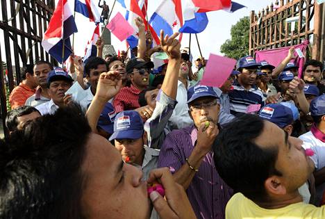 Kongressipuolueen nuorisojärjestön jäsenet vaativat pääministerin eroa mielenosoituksessa keskiviikkona pääkaupunki Katmandussa. Lisää mielenosoituksia on suunnitteilla perjantaille.