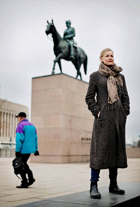Taiteilija Kaisa Salmi halusi kukittaa Mannerheimin patsaan punaisilla neilikoilla. Ensin suunnitelma hyväksyttiin, sitten kiellettiin.