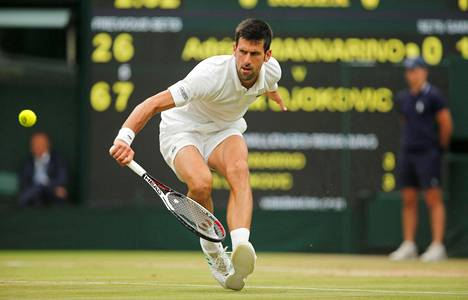 Novak Djokovic neljännen kierroksen ottelussaan Adrian Mannarinoa vastaan.