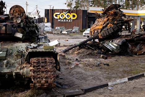 Tuhottuja venäläisiä panssarivaunuja Kiovan liepeillä huhtikuussa. Venäjä joutui vetäytymään Kiovan seudulta.
