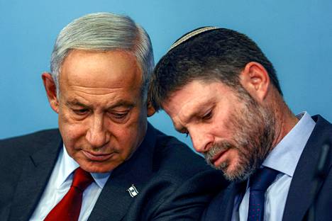 Israelin valtiovarainministeri Bezalel Smotrich (oik.) ja pääministeri Benjamin Netanjahu tiedotustilaisuudessa Jerusalemissa tammikuussa.