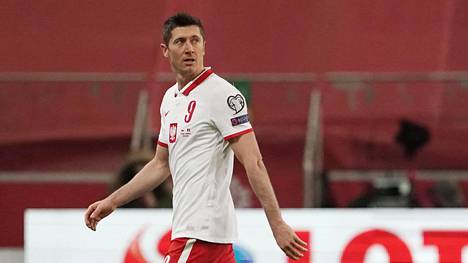Jalkapallo | Korona koettelee Puolan jalkapallomaajoukkuetta – useita pelaajia sivussa Englanti-ottelusta