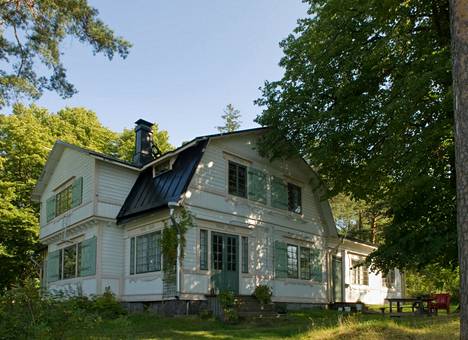 The trees in Pihapirii shaded Villa Lahdensivu in 2008.