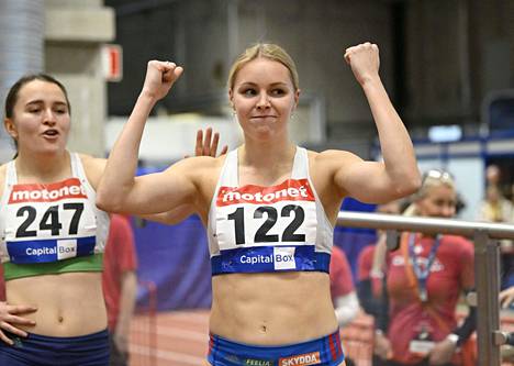 Anniina Kortetmaa juhli voittoaan 200 metrillä. Vierellä neljänneksi juossut Anna Pursiainen.