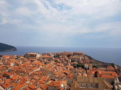 Dubrovnik on suosittu lomakaupunki Kroatiassa Adrianmeren rannalla. 