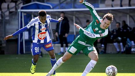 HJK:n Nnamdi Oduamadi (vas.) rikkoi IFK Mariehamnin Philip Sparrdal Mantillaa Veikkausliigan avauskierroksella huhtikuussa.