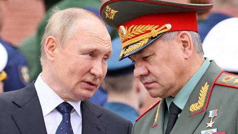 Venäjän presidentti Vladimir Putin (vas.) ja puolustusministeri Sergei Šoigu kuvattuna Moskovassa vuonna 2022.