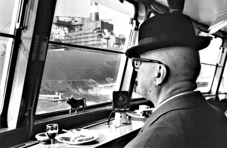 Päivä jokilaivalla oli presidentti Kekkosen mieleen. Matkan aikana valtiovieraat tutustuivat Rotterdamin satamaan ja keskiaikaisiin kanaviin. Välipalaksi nautittiin kalaa.