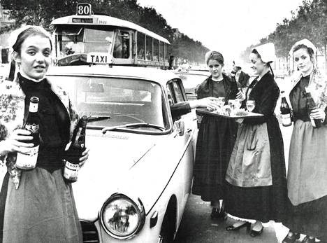 Pariisin Champs Elysees -kadulle syntyi autoilijoita kerrankin miellyttävä ruuhka: Nantesin alueelta saapuneet kansallispukuiset tytöt pysäyttivät liikenteen esitelläkseen vuoden 1969 uutta viinisatoa, jota sanotaan paremmaksi kuin aikoihin.