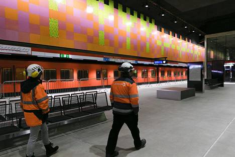 Länsimetron Niittykummun asemalla on kuvataiteilija Mari Rantasen teos.