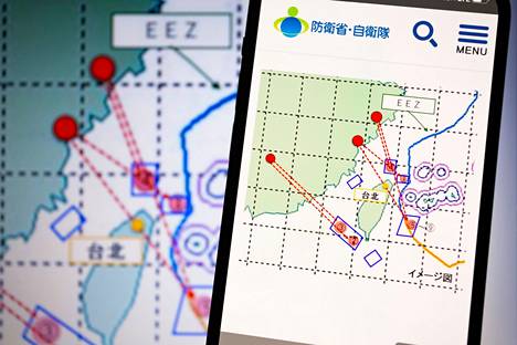 Japanin puolustusministeriön julkaisemissa kartoissa näytetään kiinalaisohjusten laukaisupaikat, reitit ja putoamispaikat Taiwanin ympärillä.