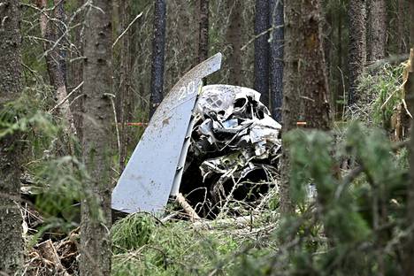 Hawk-kone syöksyi maahan Keuruulla maanantaina iltapäivällä. Pudonnut hävittäjä onnettomuuspaikalla tiistaina. 