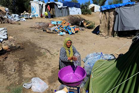 Turvapaikanhakija tyhjensi vesipulloa Lesboksella Morian leirin viereen pystytetyllä väliaikaisella leirillä 17. syyskuuta.