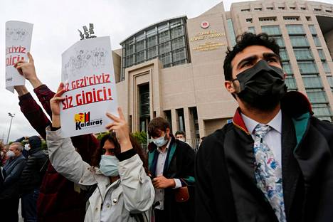 Vangitun turkkilaisen demokratia-aktivistin Osman Kavalan tukijat osoittivat mieltään oikeustalon edessä Istanbulissa 21. toukokuuta.
