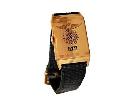 Kuvia 1,1 miljoonalla dollarilla huutokaupatusta kellosta, jonka väitetään kuuluneen Adolf Hitlerille.