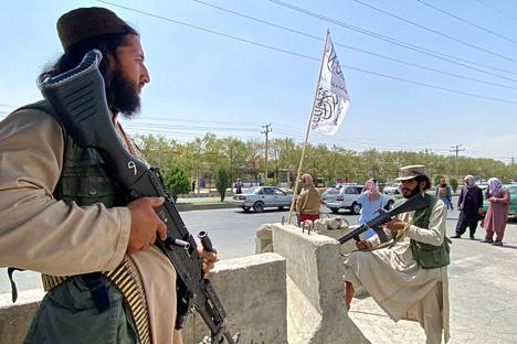 Taleban-taistelijat vartioivat Kabulissa 17. elokuuta 2021.