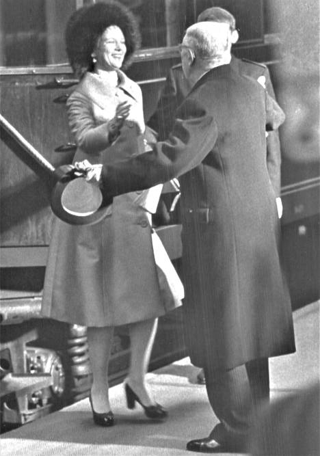 Tanskan kuningatar Margareeta saapui tiistaina Ruotsiin ensimmäiselle viralliselle valtiovierailulleen. Kuningatarta oli rautatieasemalla vastassa hänen isoisänsä, Ruotsin kuningas Kustaa VI Aadolf.