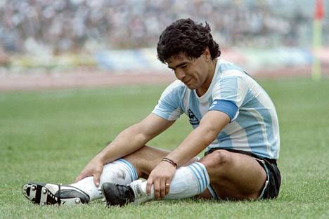 Diego Maradona vuonna 1986 MM-kisojen ottelussa Etelä-Koreaa vastaan. 