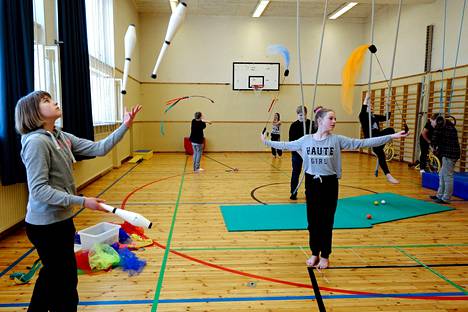 Sirkuskerho kokoontui Auroran koululla Espoossa huhtikuussa 2014.