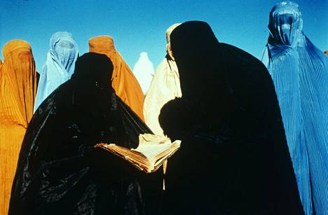 Kandahar – aurinko kuun takana on Mohsen Makhmalbafin vuonna 2001 ohjaama elokuva, jossa Nelofer Pazira matkustaa Afganistanissa.