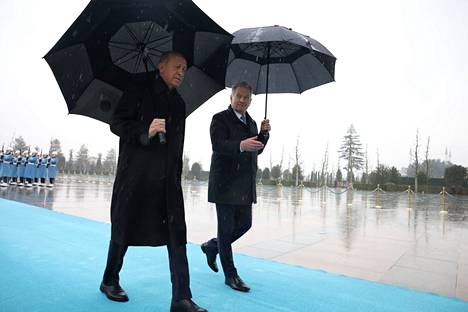 Turkin presidentti Recep Tayyip Erdoğan ja Suomen presidentti Sauli Niinistö matkalla yhteisen Nato-sateenvarjon alle perjantaina Ankarassa. 