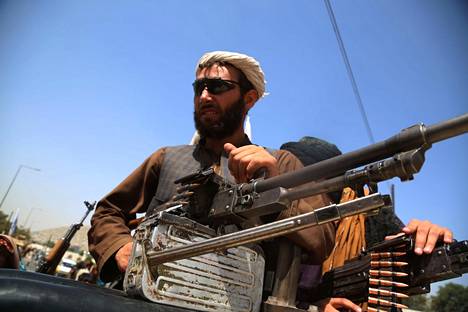 Taleban-taistelija kuvattuna Kabulissa maanantaina.