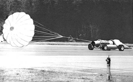 Kilometri ennen maalia laukaisi ruotsalainen hävittäjälentäjä Arnold Sundqvist suihkumoottoriautonsa jarruvarjon nopeuskokeessa Rissalan lentokentällä.