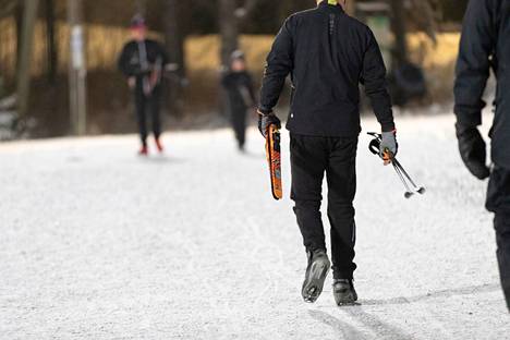 Helsingin Paloheinän hiihtoladuille on luonnonlumen lisäksi tykitetty tekolunta.
