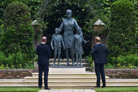 Prinssit William (vas.) ja Harry tarkastelivat juuri paljastettua patsasta äidistään Dianasta Kensingtonin palatsin puutarhassa torstaina.