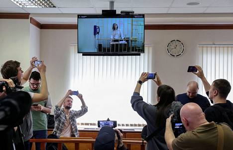 Oikeustalolla työskentelevät toimittajat kuvasivat maanantaina kun pidätyskeskuksessa ollut Darja Trepova puhui videoyhteydellä. Trepovaa syytetään terrorismista sotabloggaaja Maksim Fominin Pietarissa surmanneen räjähdyksen vuoksi.