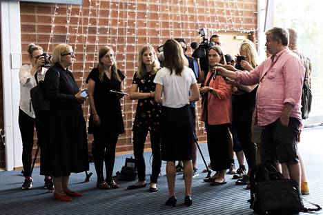 Sanna Marin vastasi toimittajien kysymyksiin Sdp:n kesäkokouksen yhteydessä Kuopiossa bilevideon tultua julki.