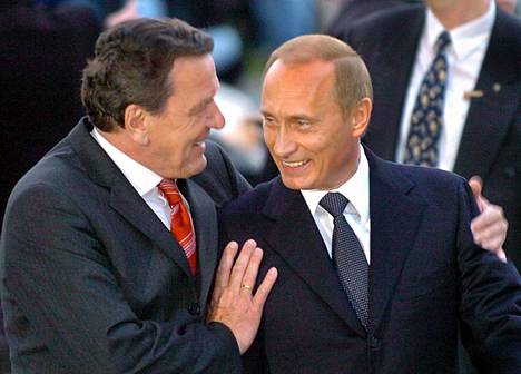 Saksan liittokansleri Gerhard Schröder (vas.) ja Venäjän presidentti Vladimir Putin viettivät teatteri-iltaa, kun Putin vieraili Schröderin kotikaupungissa Hannoverissa huhtikuussa 2004.