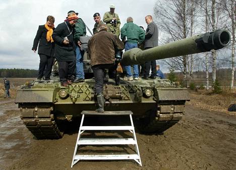 Kova kuhina Leopard 2A4:n kannella keväällä 2003 Parolannummella, jossa uutta vaunua esiteltiin tiedotusvälineille. 