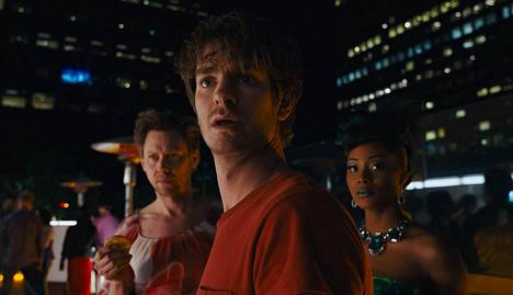 Sam (Andrew Garfield) vaeltaa koreissa pippaloissa Hollywoodin tienoilla löytääkseen vihjeitä kadonneesta ihastuksestaan.