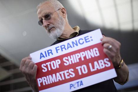 Vuonna 2014 näyttelijä James Cromwell osallistui Los Angelesissa mielenosoitukseen, jossa vaadittiin lehtoyhtiö Air Francea lopettamaan apinoiden lennättäminen laboratorioihin.