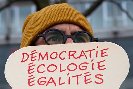 ”Demokratia, ympäristönsuojelu, tasa-arvo”, luki mielenosoittajan kyltissä.