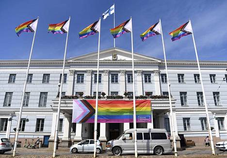 Helsingin kaupungin palkanmaksuongelmat ovat jatkuneet jo kuukausia. Pride-lippuja Helsingin kaupungintalon edustalla Helsingissä 1. heinäkuuta.