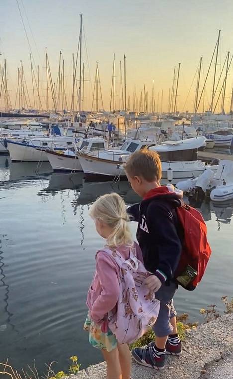 Perheen nuorimmat lapset ovat käyneet päiväkodissa ja koulussa nyt Välimeren äärellä. Kesällä perhe palaa Ahvenanmaalle Itämeren rantamille, jossa lapset jatkavat koulunkäyntiään omasta kodistaan.