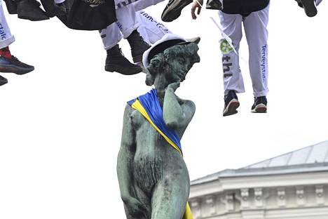 Helsingin yliopiston ylioppilaskunnan opiskelijat laskivat Havis Amandan patsaan päähän ylioppilaslakin. Tänä vuonna patsas oli kiedottu Ukrainan lipun väreihin.