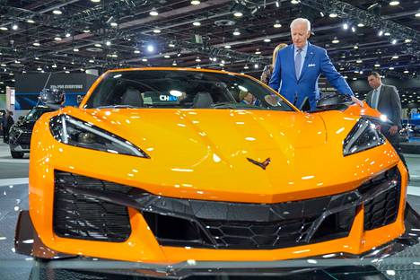 Yhdysvaltain presidentti Joe Biden vieraili Detroitin automessuilla viime viikolla. Kuvassa hän tutustuu Chevrolet Corvette Z06 -ajoneuvoon.