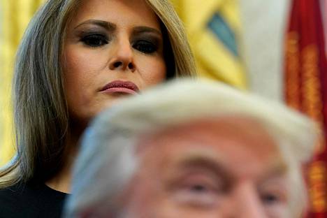 Yhdysvaltain ensimmäinen nainen Melania Trump kuunteli Harvey-hurrikaanitilanteen päivitystä Valkoisessa talossa syyskuun 1. päivänä 2017.