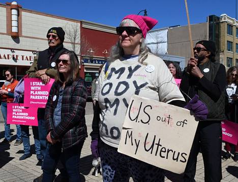 Ihmiset kokoontuivat osoittamaan tukeaan aborttioikeuden puolesta Milwaukeessa Wisconsinissa kesäkuun lopussa.