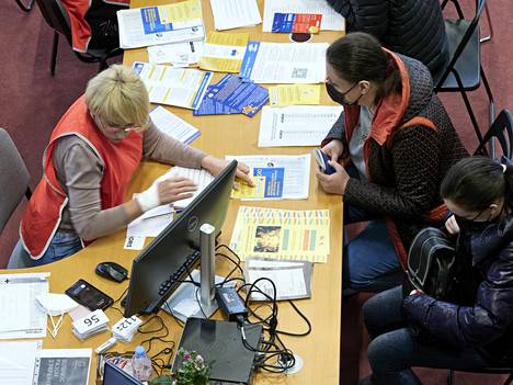 Liettuan Punaisen Ristin työntekijä kirjaa ylös Ukrainan sotaa pakenevien ihmisten tietoja. Pakolaisten oleskeluluvat Liettuassa pyritään hoitamaan parissa tunnissa. 
