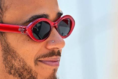Lewis Hamiltonin ei tarvitse poistaa nenäkoruaan F1-kisoissa.