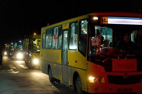 Mariupolista ja Melitopolista pakenevia ihmisiä tuonut kolmenkymmenen bussin saattue saapui Zaporižžjaan illalla 1. huhtikuuta.
