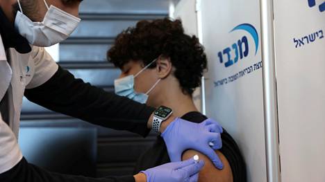 Teini-ikäinen poika sai koronavirusrokotteen Israelissa tammikuussa.